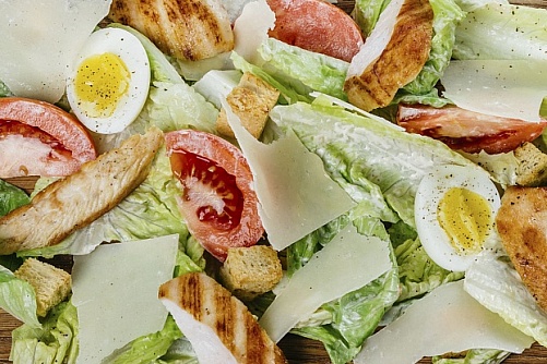 Салат Цезарь с курицей