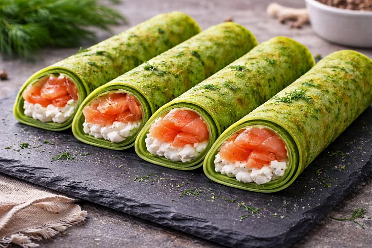 Блинчики со шпинатом и слабосоленым лососем