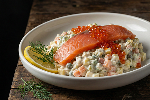 Оливье со слабосоленым лососем  и красной икрой 