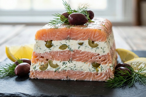 Террин из лосося с творожным сыром и оливками 