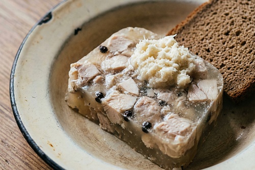 Студень из томленого цыпленка с чесночком